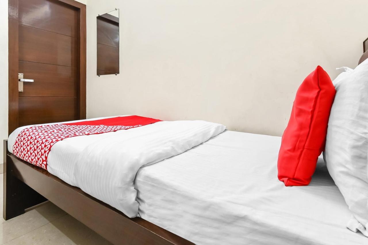 Oyo 49672 Hotel Galaxy Moradabad Eksteriør billede