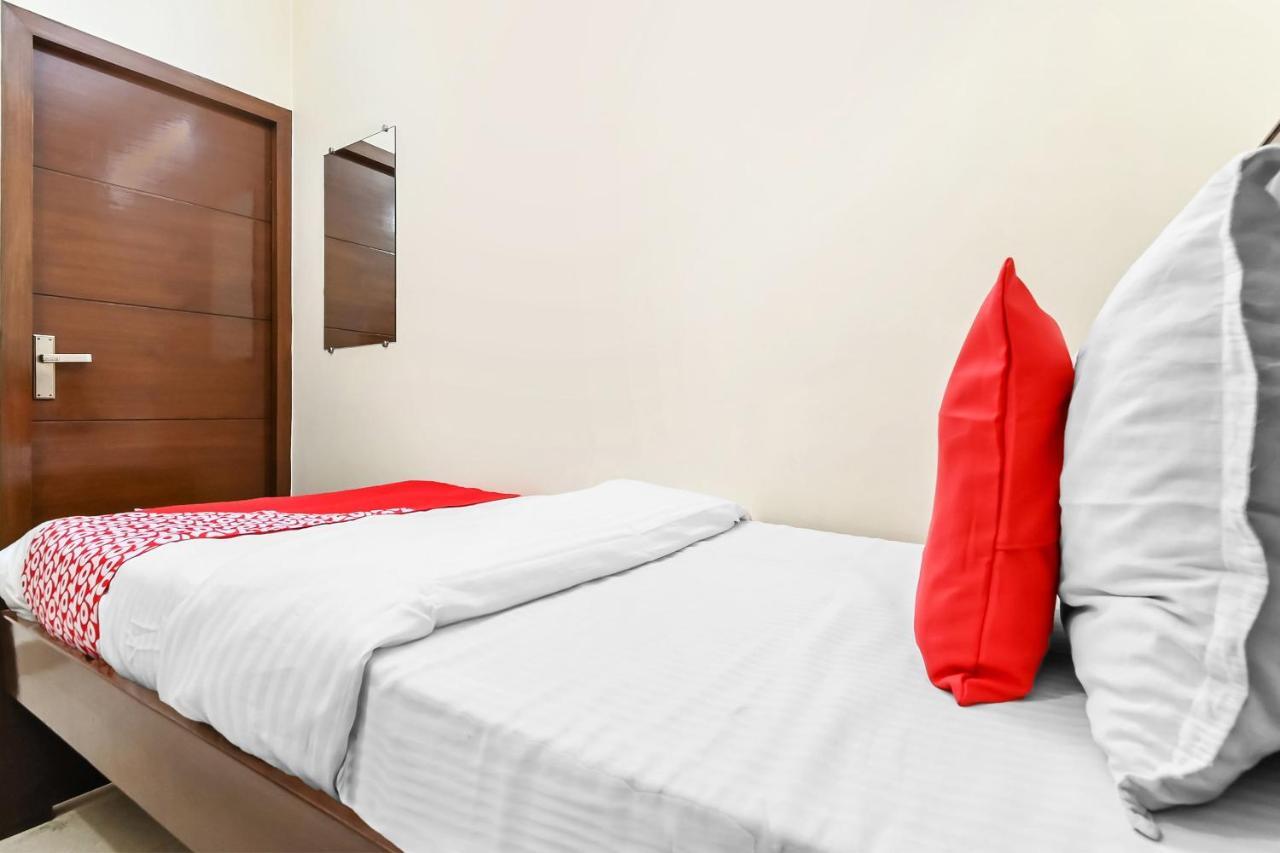 Oyo 49672 Hotel Galaxy Moradabad Eksteriør billede